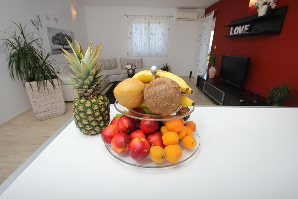 Apartment Lara Kastel Novi Екстер'єр фото