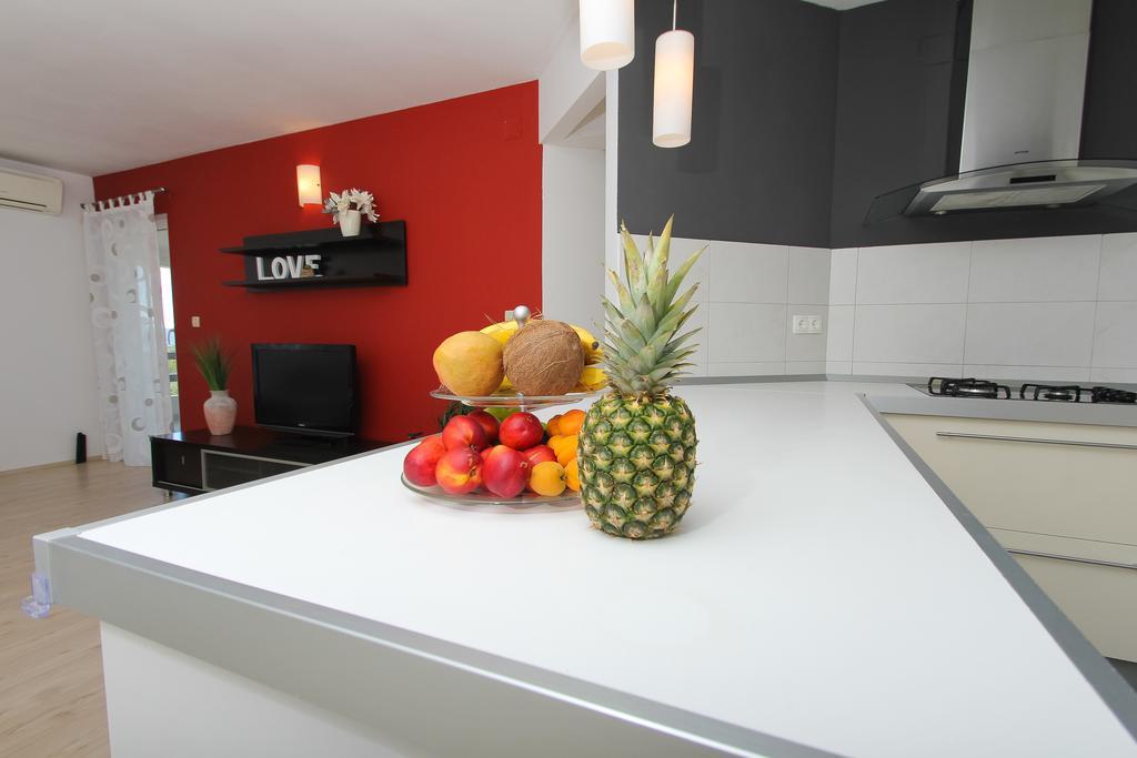 Apartment Lara Kastel Novi Екстер'єр фото